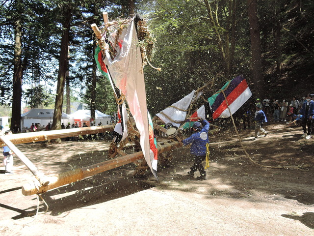 最後は坂になっている神社の境内を転がして舟を壊してしまいます